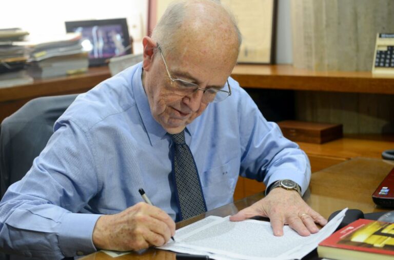 Ex-ministro do ‘Superior Tribunal Militar’ apresenta denúncia contra Bolsonaro na PGR