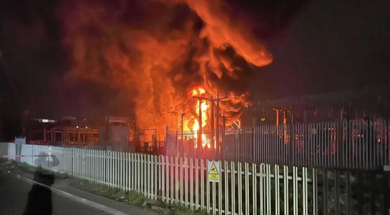 Incêndio em estação de energia fecha aeroporto em Londres e afeta voos internacionais