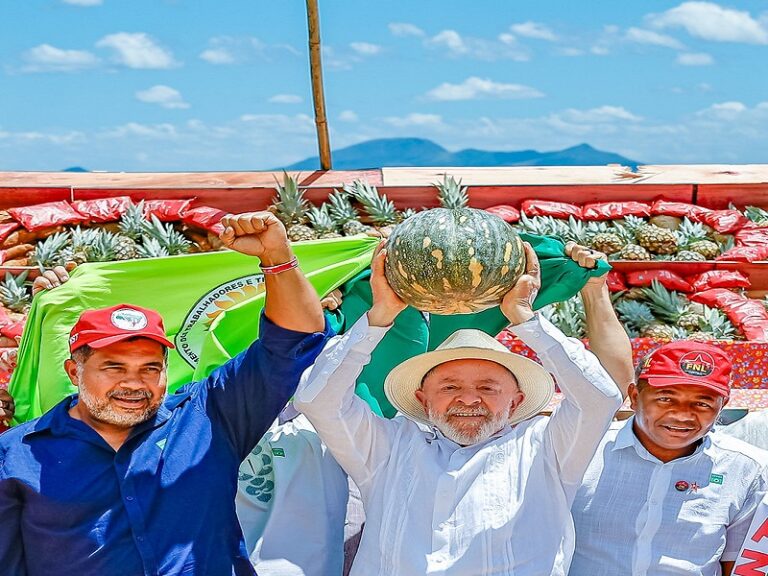 Lula anuncia desapropriação de terras para o MST em MG