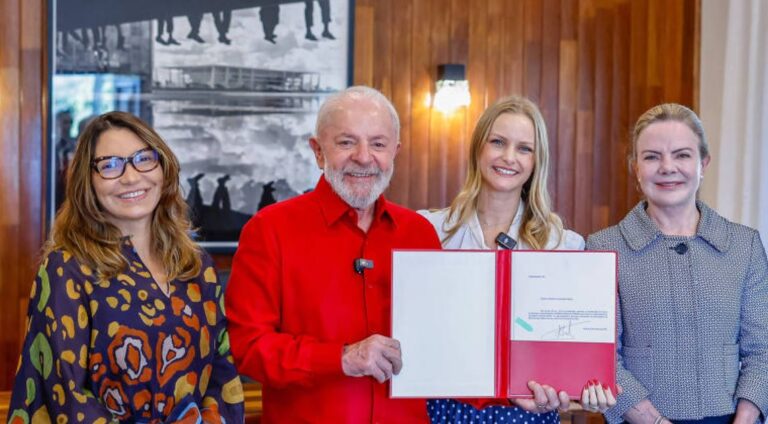 Lula indica ex-advogada de Gleisi Hoffmann (PT) para vaga de Ministra no STM