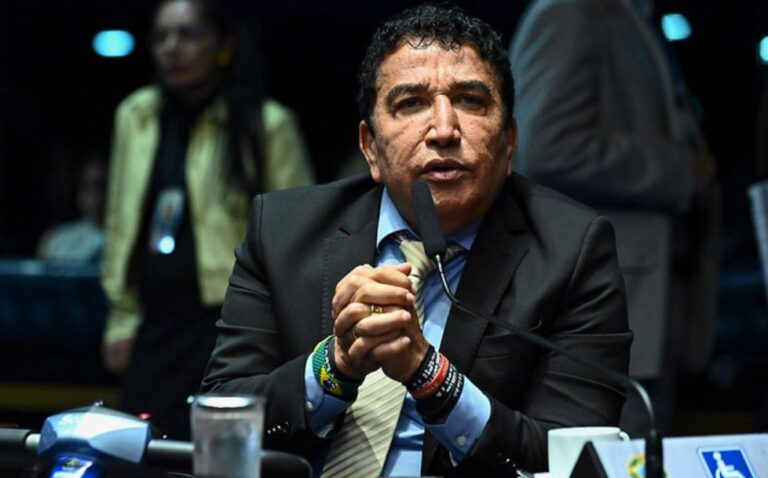 Magno Malta tem mal estar e é levado ao hospital