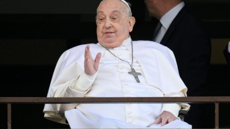 Papa Francisco reaparece em público após mais de um mês internado