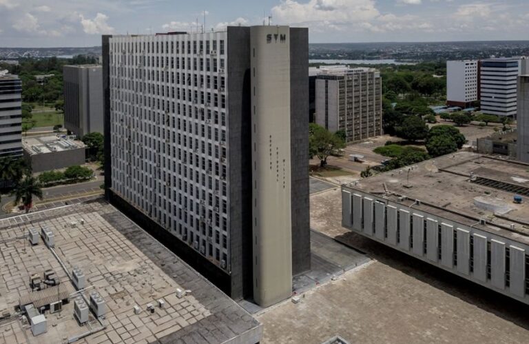 Ministros aposentados do STM recebem R$ 2,7 milhões em bônus em três meses
