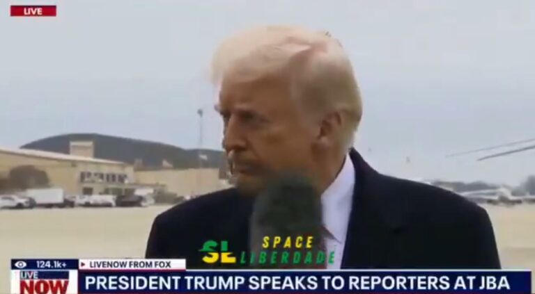 Jornalista bate microfone na cara de Trump