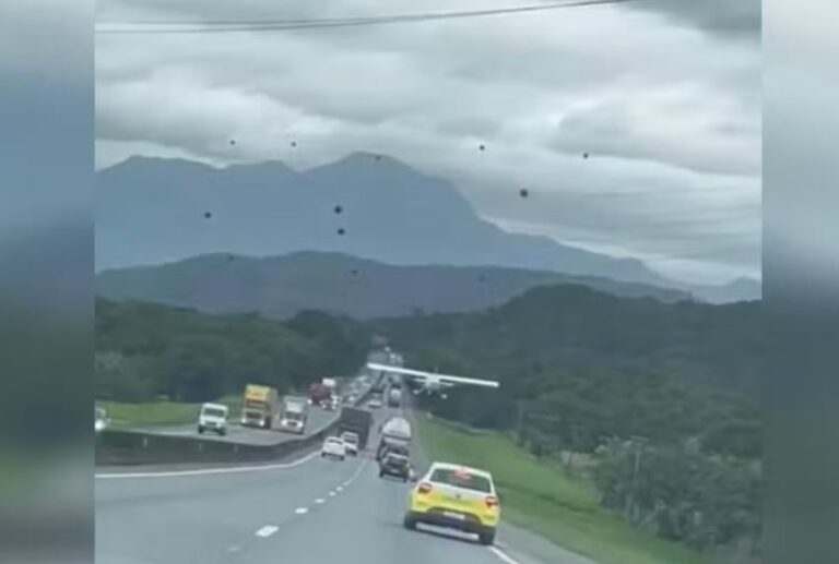 Susto na BR-101: avião faz pouso de emergência em meio aos carros na rodovia