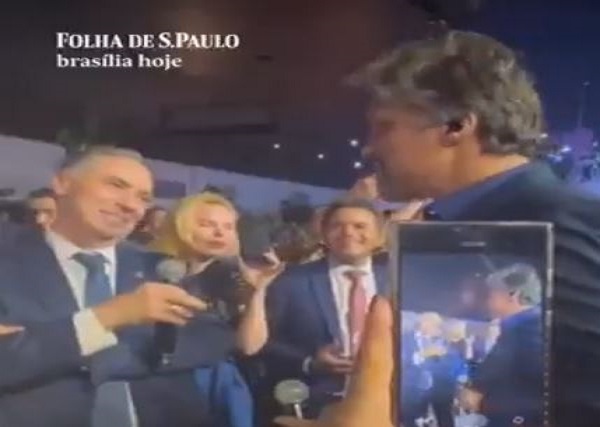 Barroso canta com cantor sertanejo em festa do presidente do Republicanos