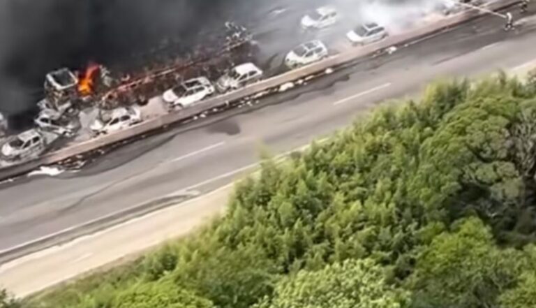 Caminhão-tanque explode na BR-101 e deixa rastro de destruição em Santa Catarina