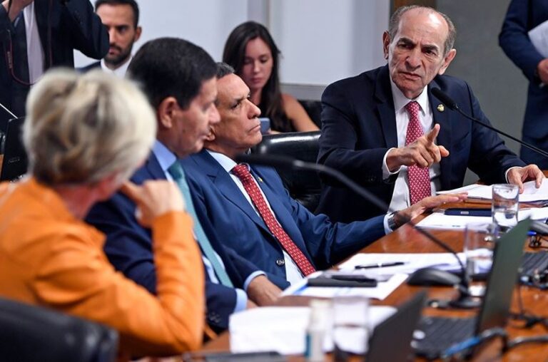 Proposta que acaba com reeleição é adiada na CCJ