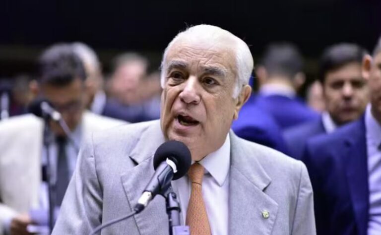 Quem é o único deputado do PL, próximo de Mores, que não assinou urgência da anistia