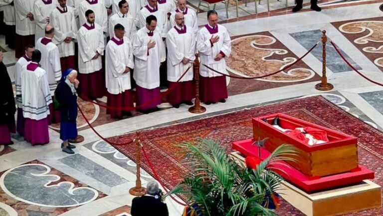 Freira quebra protocolo e se despede do papa Francisco ao lado do caixão