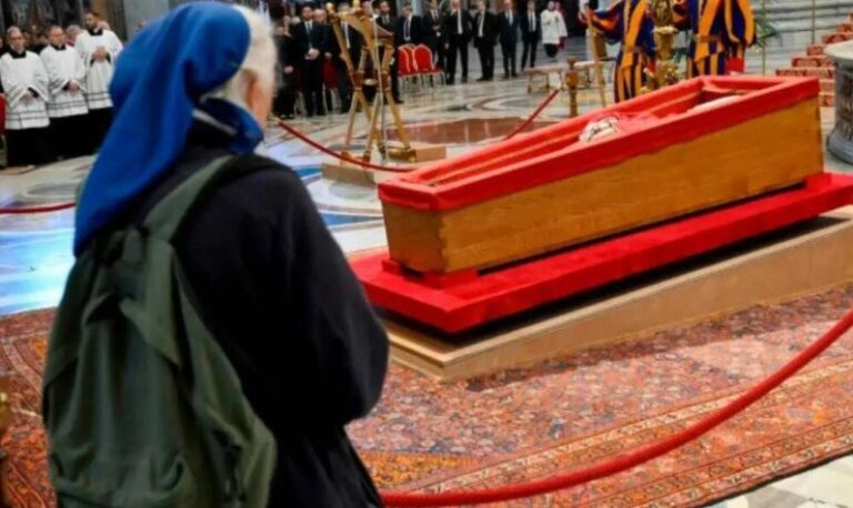 Veja o momento em que freira quebra o protocolo em funeral do Papa