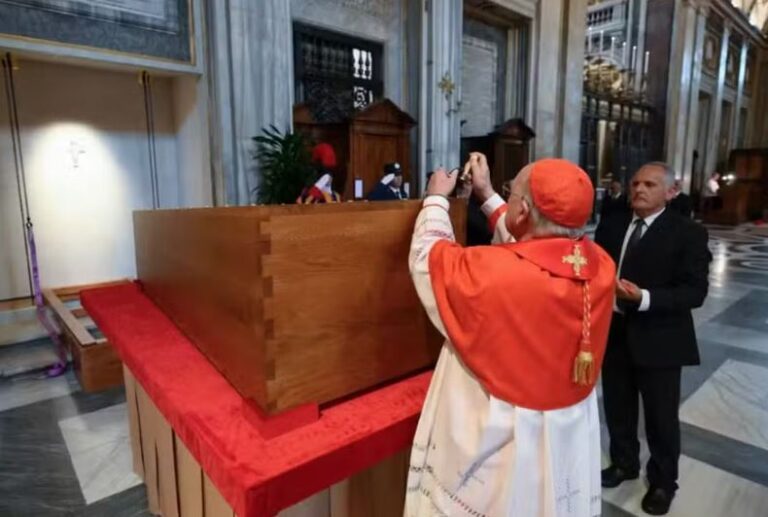 Vaticano divulga imagens do sepultamento do papa Francisco