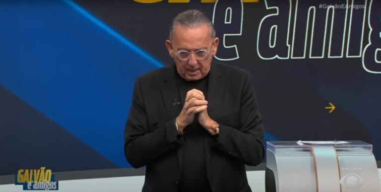 Galvão Bueno detona camisa vermelha da Seleção