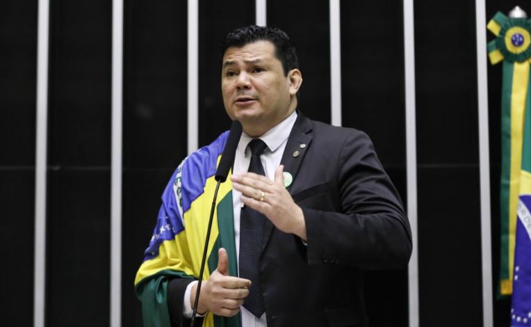 Moraes pede condenação de deputado do PL que criticou Militares