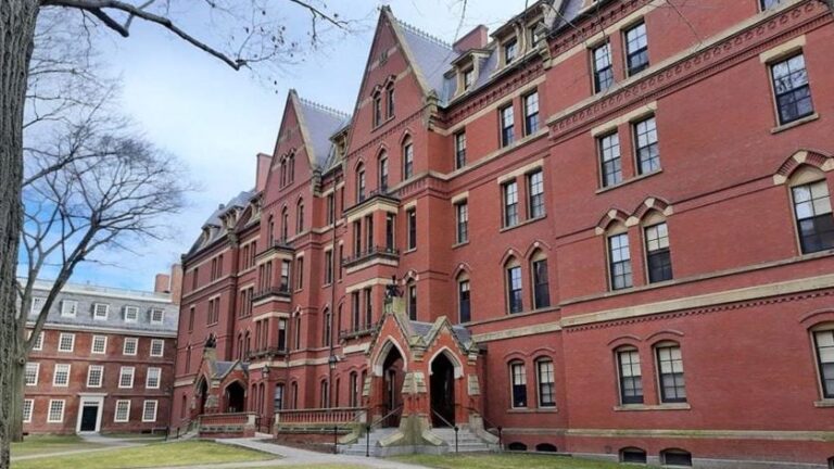 Harvard processa governo Trump para evitar bloqueio de US$ 2,2 bilhões em verbas federais