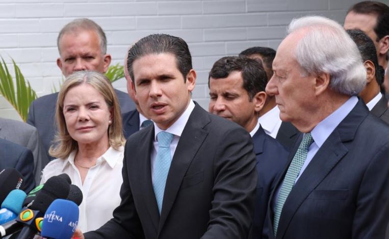 Hugo Motta articula novo texto para anistia do 8 de Janeiro