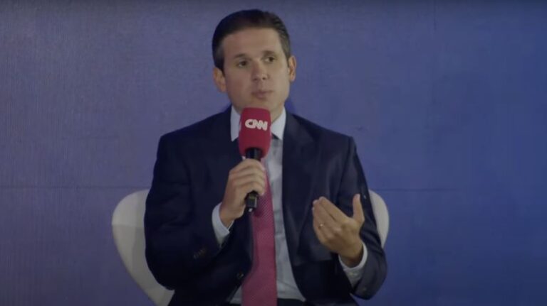 Presidente da Câmara diz que ‘não vai permitir’ que PL da anistia ‘prejudique’ isenção do IR