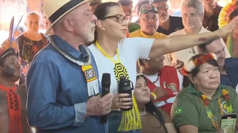 Janja pede silêncio à plateia em encontro com indígena: “presidente vai falar”