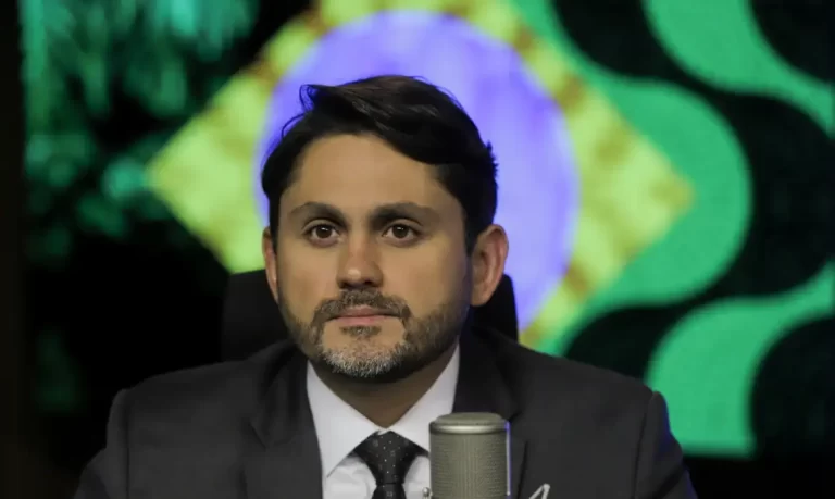 Flávio Dino suspende andamento de denúncia contra ex-ministro de Lula