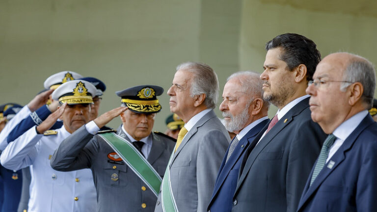 Ao lado de Lula, comandante do Exército fala em ‘mais investimentos’