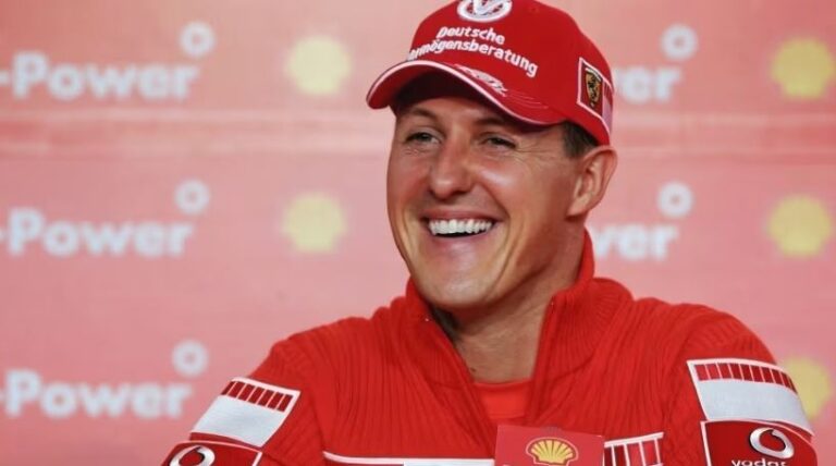 Michael Schumacher autografa capacete para leilão beneficente