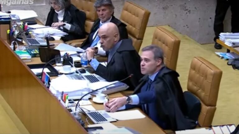 Moraes e Mendonça batem boca durante julgamento no STF