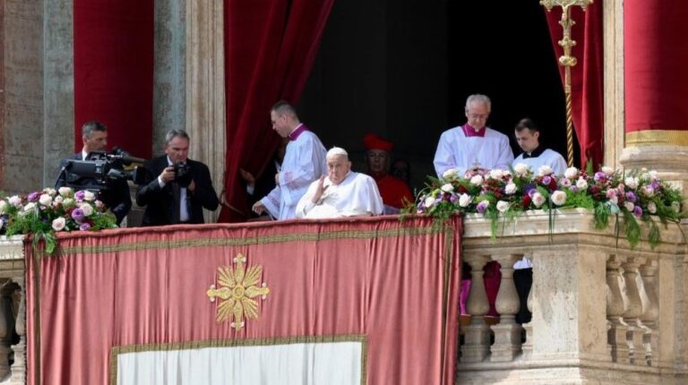 Papa Francisco reaparece no Domingo de Páscoa, mas segue em recuperação após pneumonia