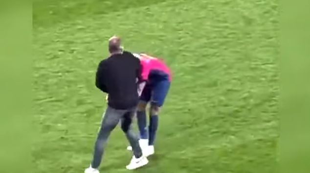 Raphinha se descontrola com arbitragem e precisa ser contido por técnico do Barça