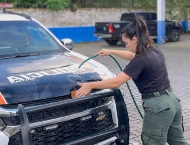 Soldada é condenada a dois dias de prisão por vídeo lavando viatura
