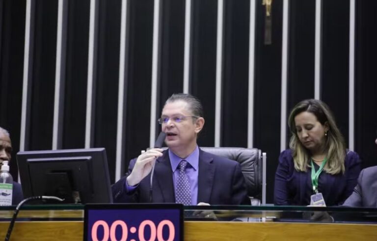 PL pressiona por votação urgente da anistia e ameaça obstrução total na Câmara