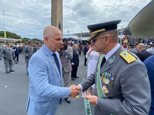 Presidente afastado do INSS foi condecorado pelo Exército dias antes ação da PF