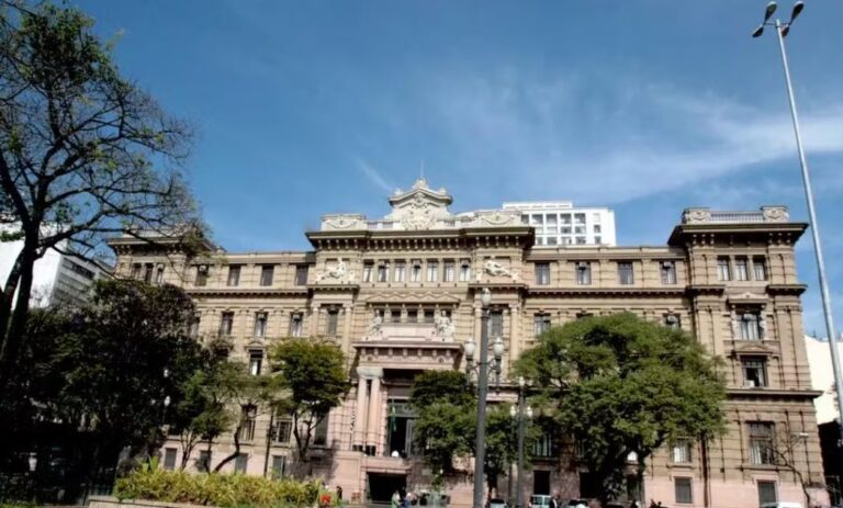 Juiz aposentado vira réu após viver 40 anos com identidade falsa no Judiciário paulista