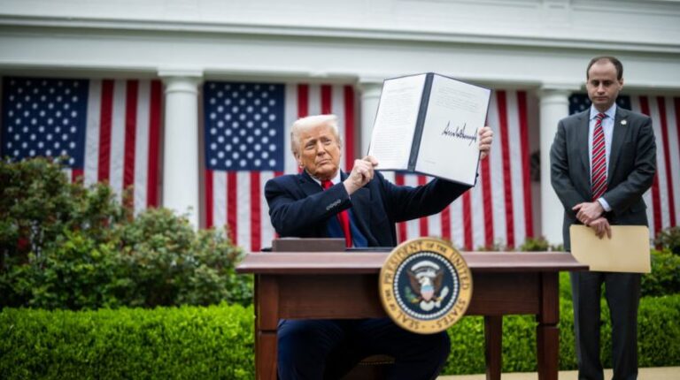 Trump comemora decisão que restabelece tarifas e critica juízes
