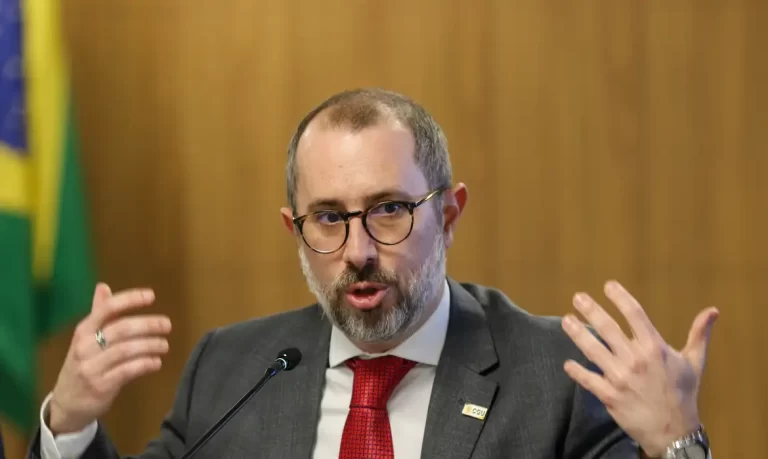 Escândalo do INSS: Governo promete ressarcir aposentados, mas não tem prazo