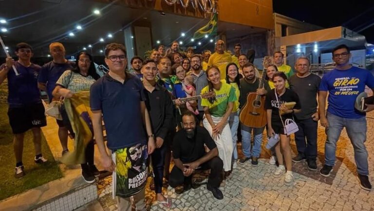 Apoiadores de Bolsonaro fazem vigília em hospital de Natal