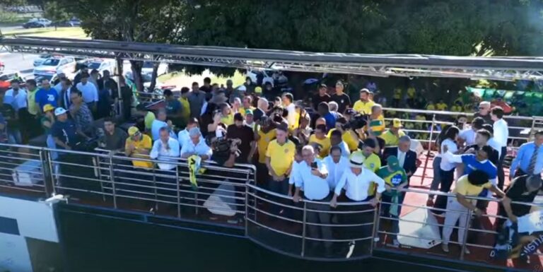 Ato em Brasília cobra anistia ampla para presos do 8 de Janeiro e tem presença de Bolsonaro