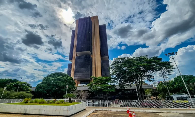 Brasil tem a 2ª maior taxa de juros reais do mundo após nova alta da Selic