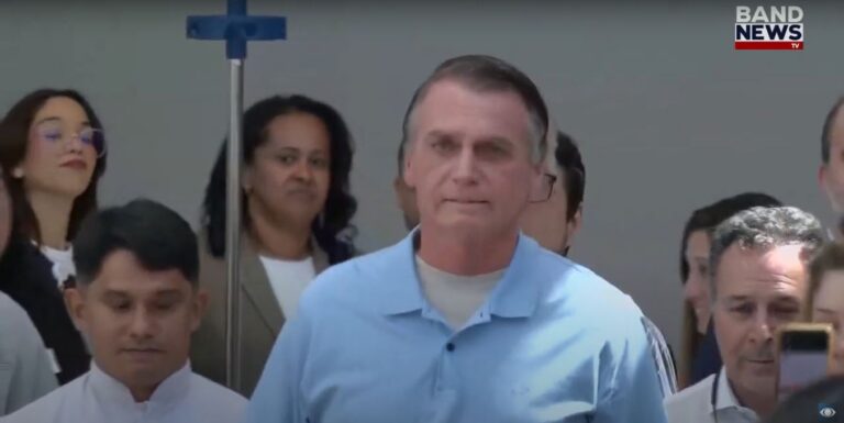 Bolsonaro volta a ser internado