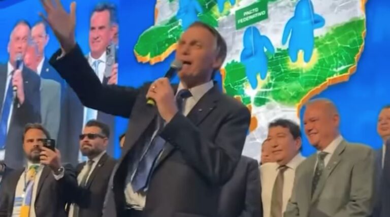Bolsonaro é ovacionado na 26ª Marcha dos Prefeitos em Brasília
