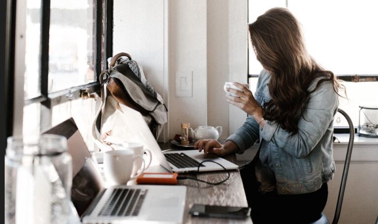 Entenda o fenômeno do ‘coffee badging’, que desafia empresas no modelo híbrido