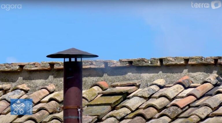 Perfil do Vaticano se confunde e anuncia fumaça branca sem escolha de novo Papa