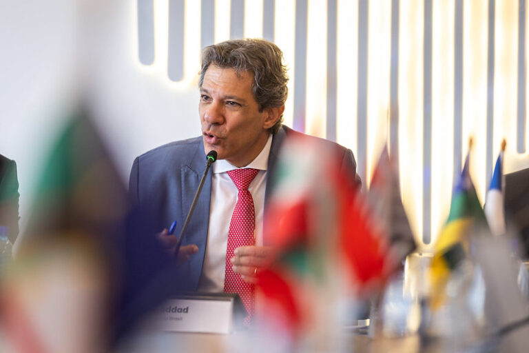 Mesmo pressionado, Haddad diz que ‘não há alternativa’ ao aumento do IOF