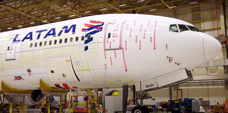 Aeroshark: por que a Latam está adesivando aviões com ‘pele de tubarão’