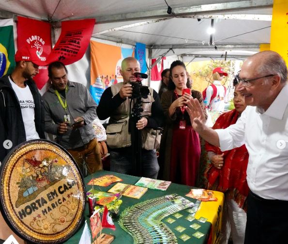 Alckmin visita feira do MST e elogia movimento por ‘papel crucial’ no setor