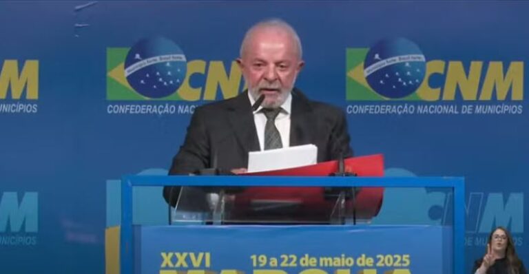 Lula é vaiado durante Marcha para Prefeitos em Brasília