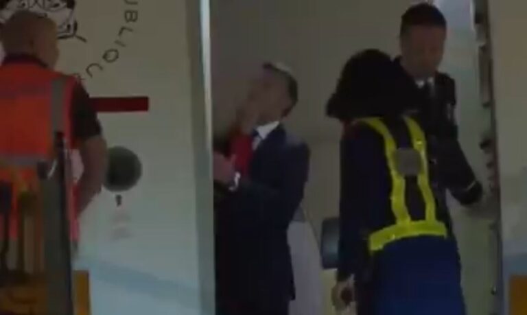 Presidência da França confirma tapa de esposa em Macron