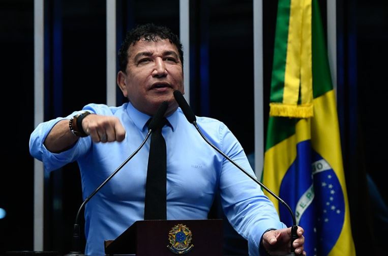 Magno Malta se revolta com Moraes após ser impedido de visitar Bolsonaro