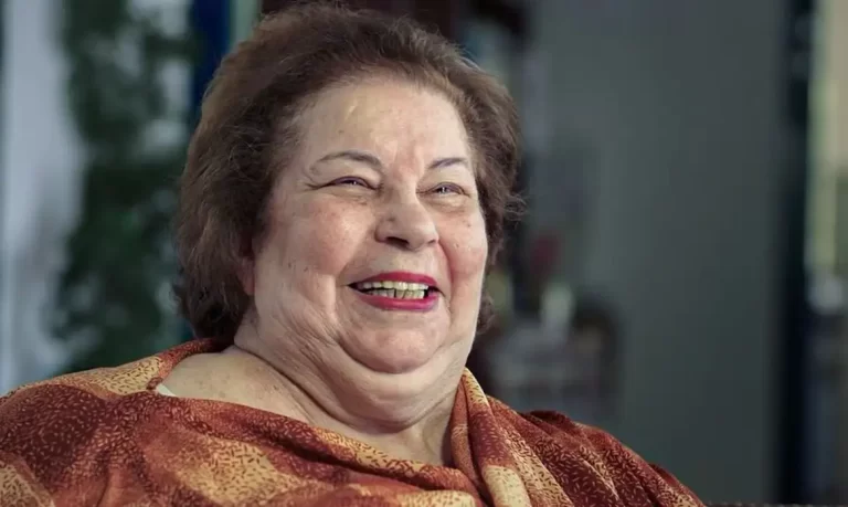 Internado, Bolsonaro presta homenagem a Nana Caymmi