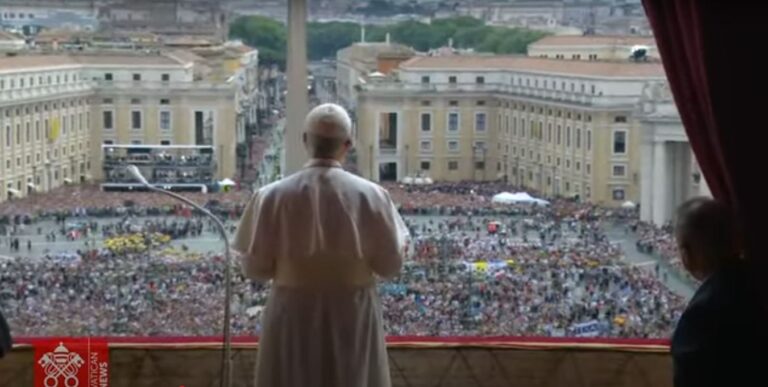 Em 1ª Missa, Papa Leão 14 volta ao balcão da Basílica de São Pedro e pede fim das guerras