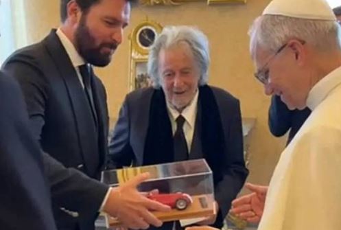 Papa Leão 14 recebe Al Pacino e ganha presente do ator